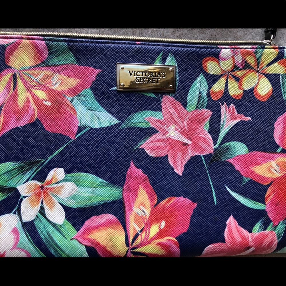 🌺Victoria’s Secret Large Wristlet Bag🌺 - Picture 2 of 9